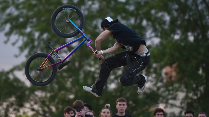 ������ ������ ������� BMX-������������ �� ��������� The Bowl