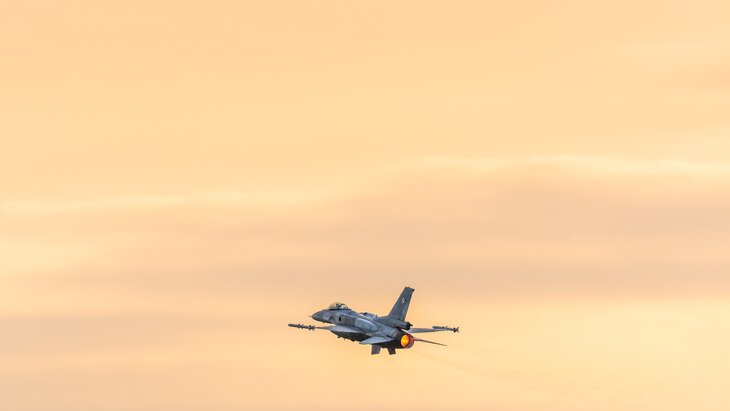 ����������� F-16 �������� � ����� ���-������� � ���