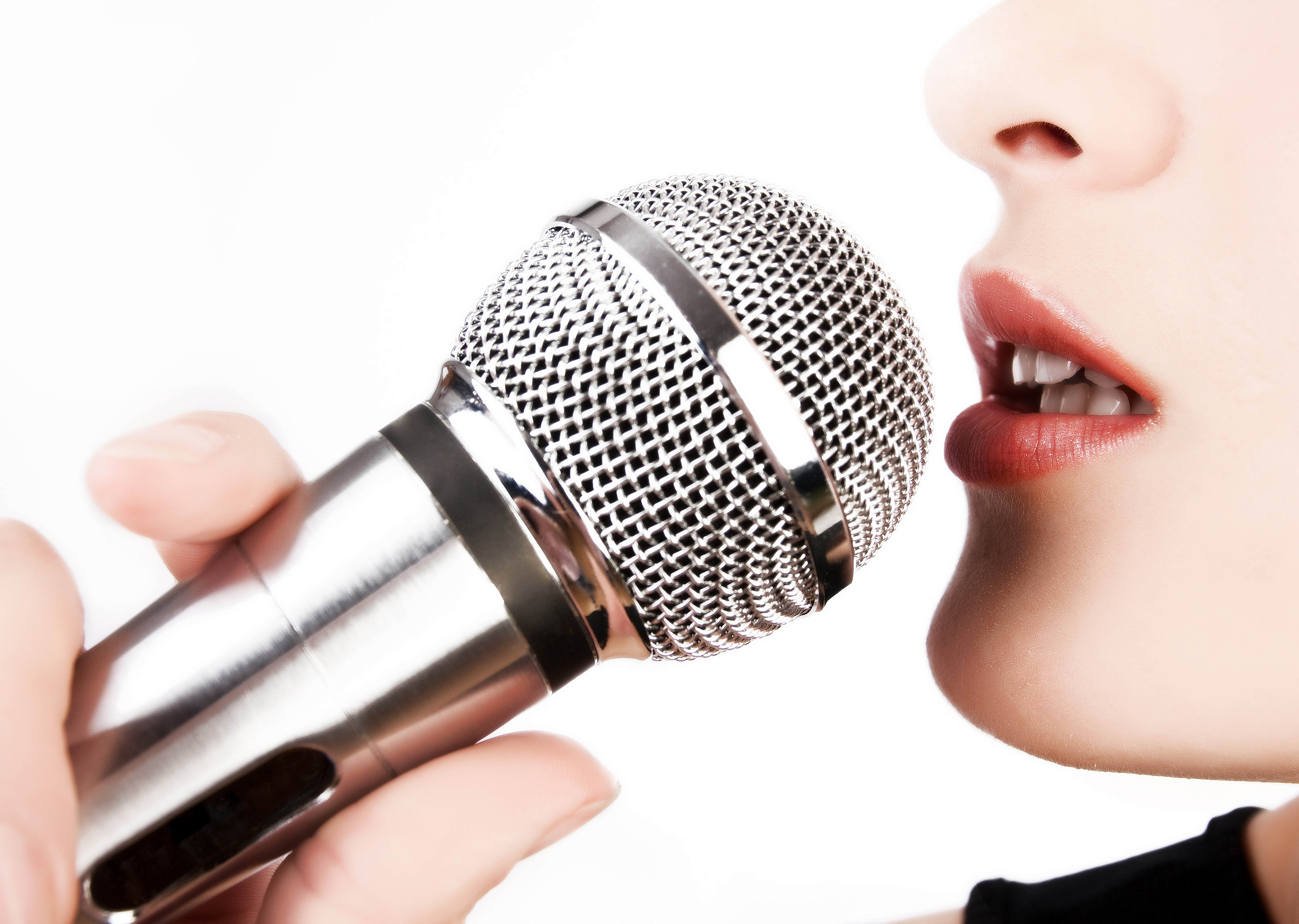 Музыка для микрофона петь. Микрофон. Поет в микрофон. Девушка поет в микрофон. Микрофон для пения.