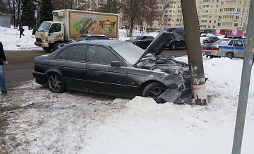 На юге Москвы водитель врезался в мачту городского освещения