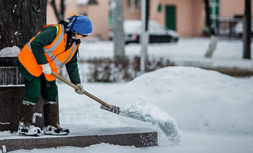 В ЮАО со снегопадами боролись 170 дворников