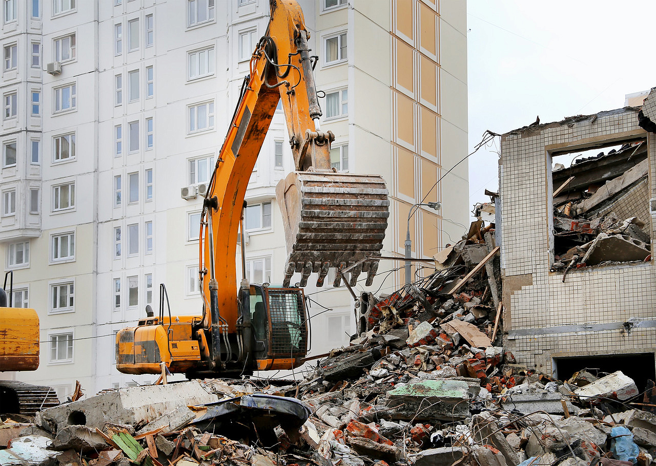 С начала года в ЮАО демонтировали 22 аварийные здания