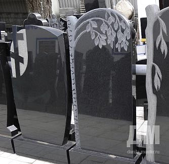 Черный гранит как символ памяти: сколько стоит памятник на могилу