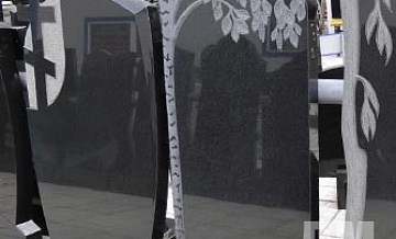 Черный гранит как символ памяти: сколько стоит памятник на могилу