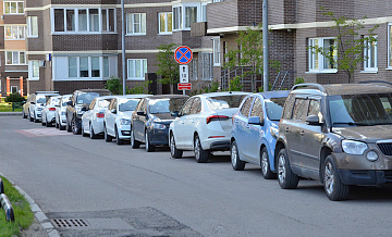 В районе Нагатино-Садовники ликвидируют скопления припаркованных машин