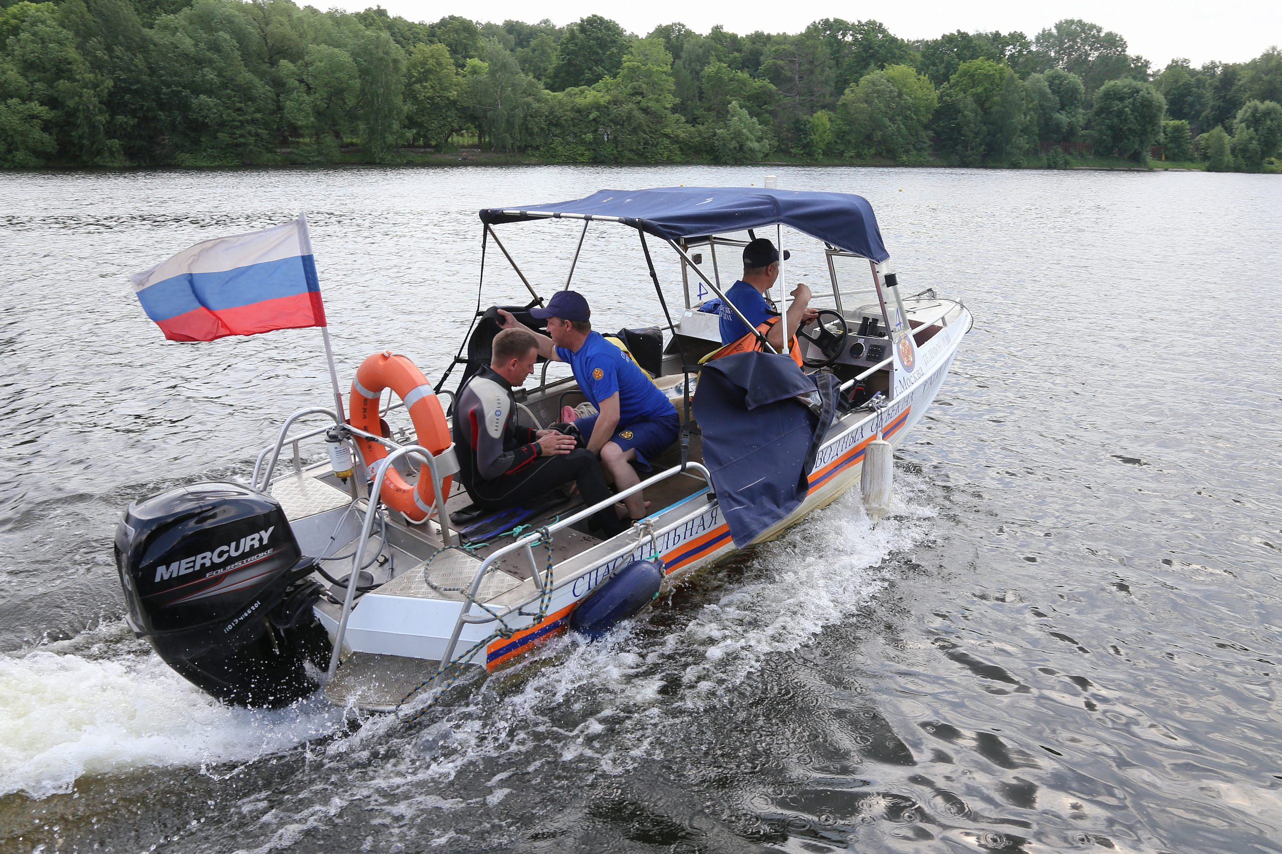 Спасатели ЮАО оказали помощь утопающему на Борисовских прудах