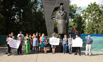 Жители Хорошевского района вышли на пикет с требованием благоустроить и озеленить сквер у памятника Рихарду Зорге.